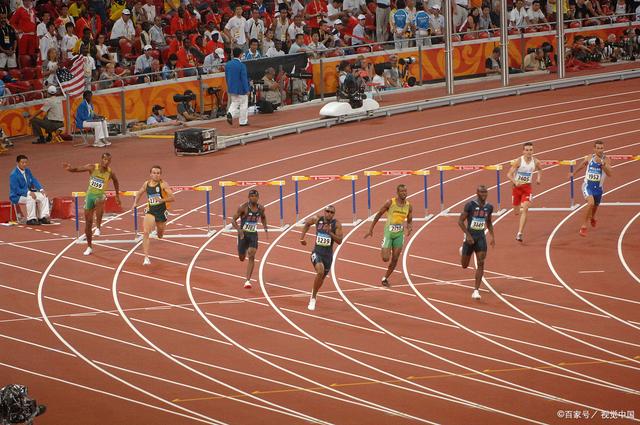 运动员在赛场上全力以赴,向着目标前进 运动员在赛场上全力以赴,向着目标前进