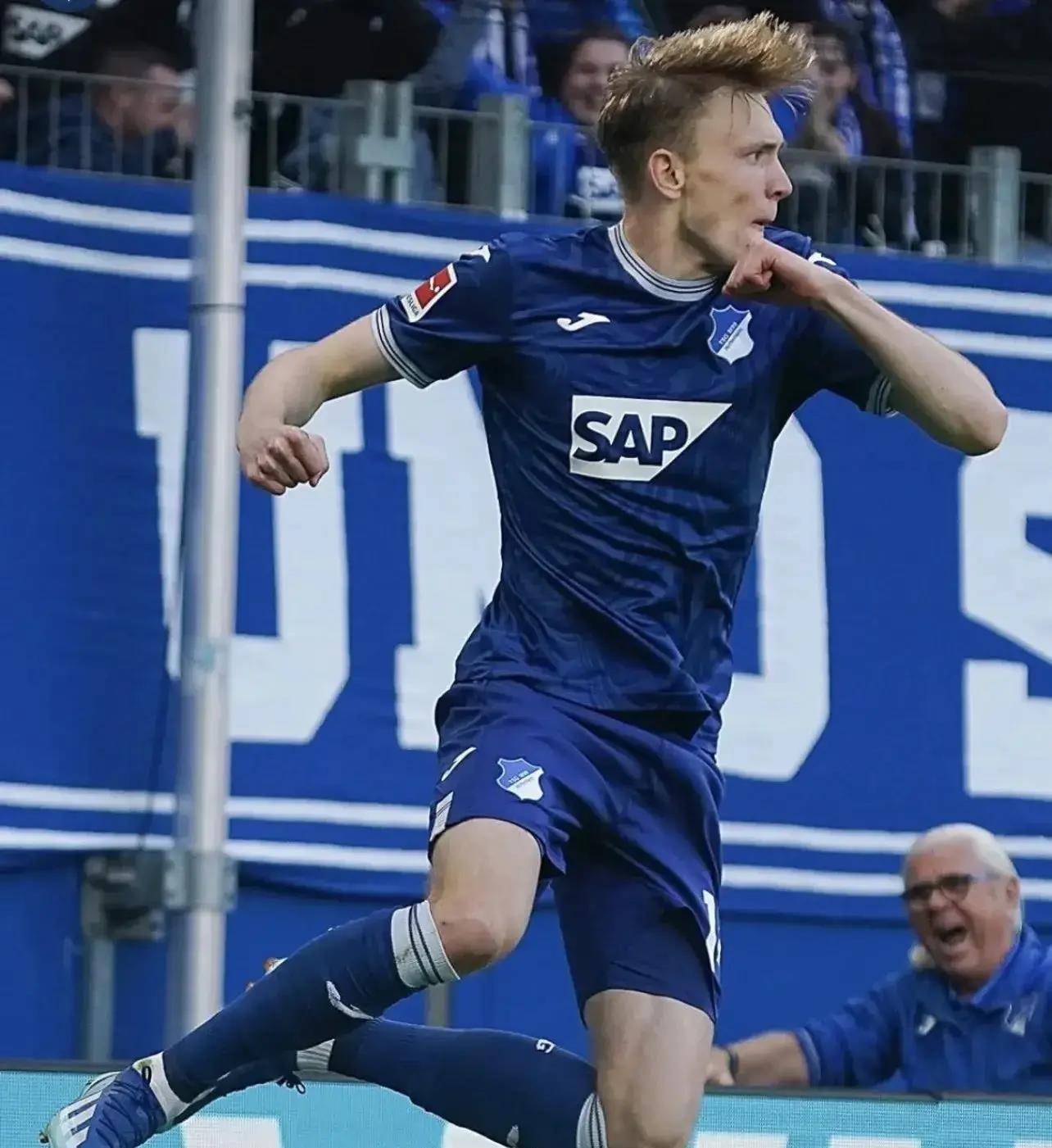 包含拜尔比锁定小组出线，积分夺冠有望的词条