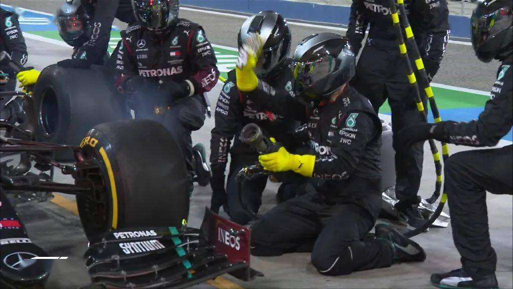 梅赛德斯逆转威廉姆斯,佩雷兹点燃赛场的简单介绍 梅赛德斯逆转威廉姆斯,佩雷兹点燃赛场的简单介绍