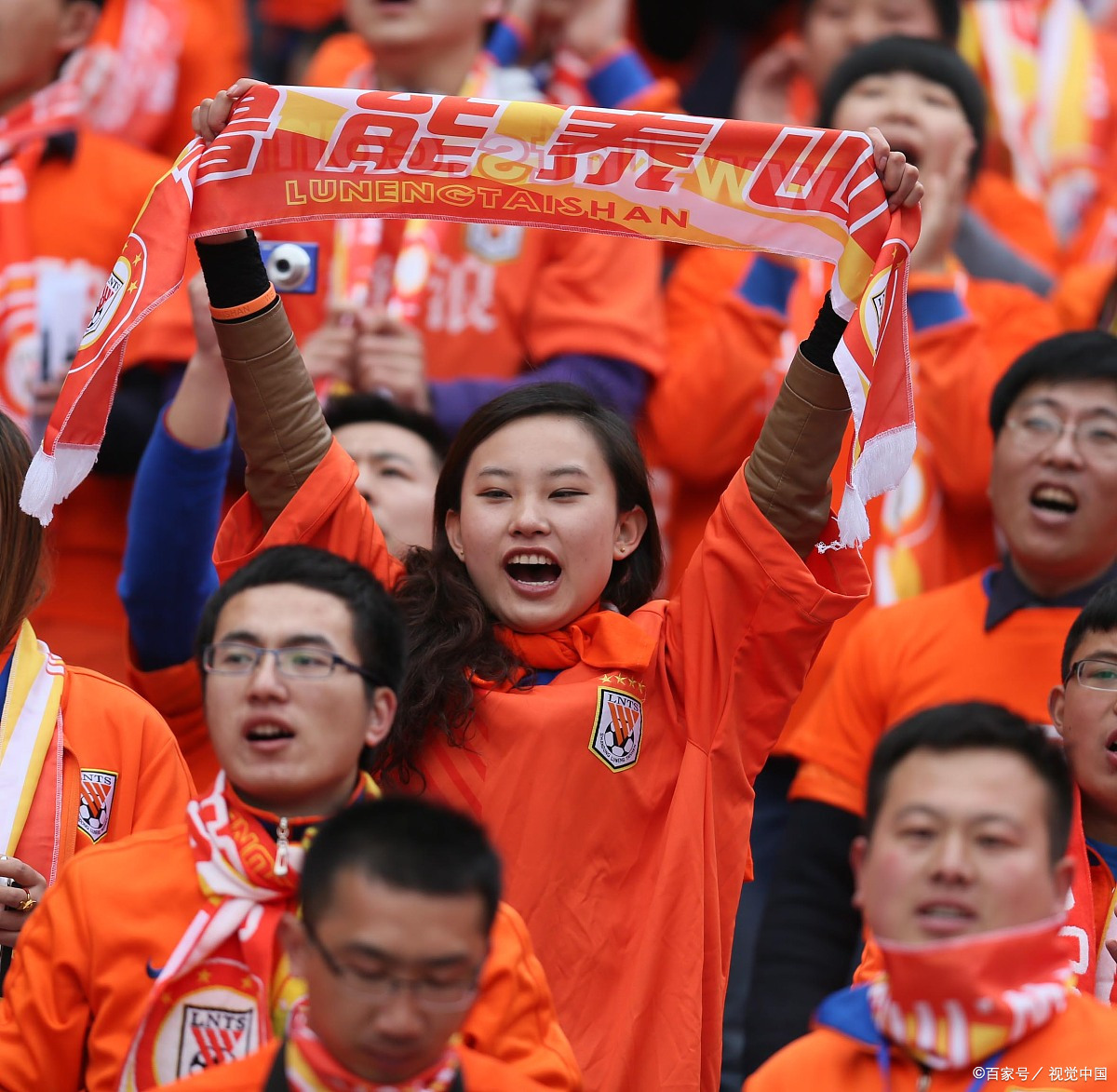 赛场狂欢：西班牙球迷为国家队喝彩