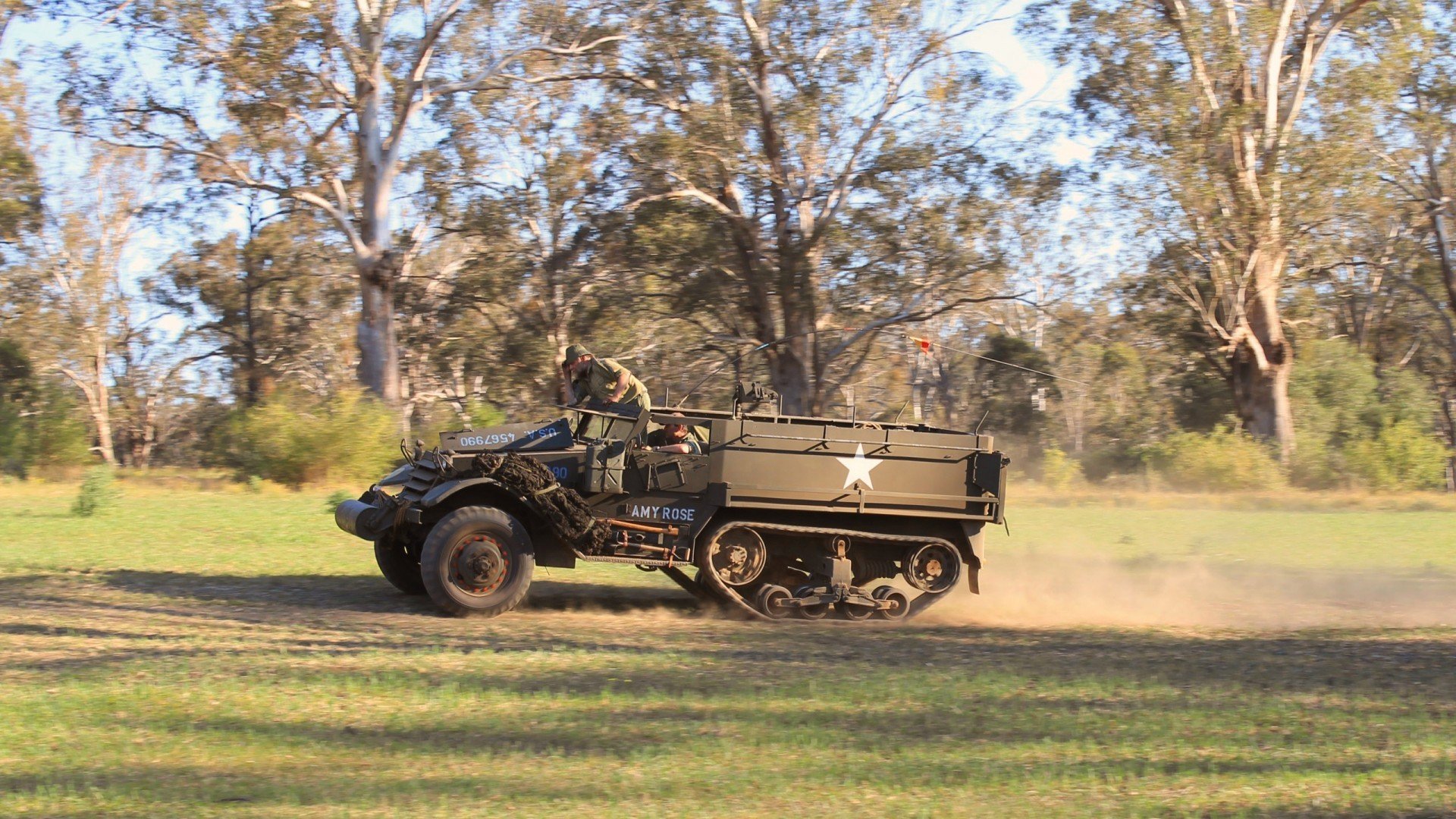 黄与蓝的跨时空交响曲，当比利亚雷亚尔斩落曼城，NBA总决赛正上演同频共振