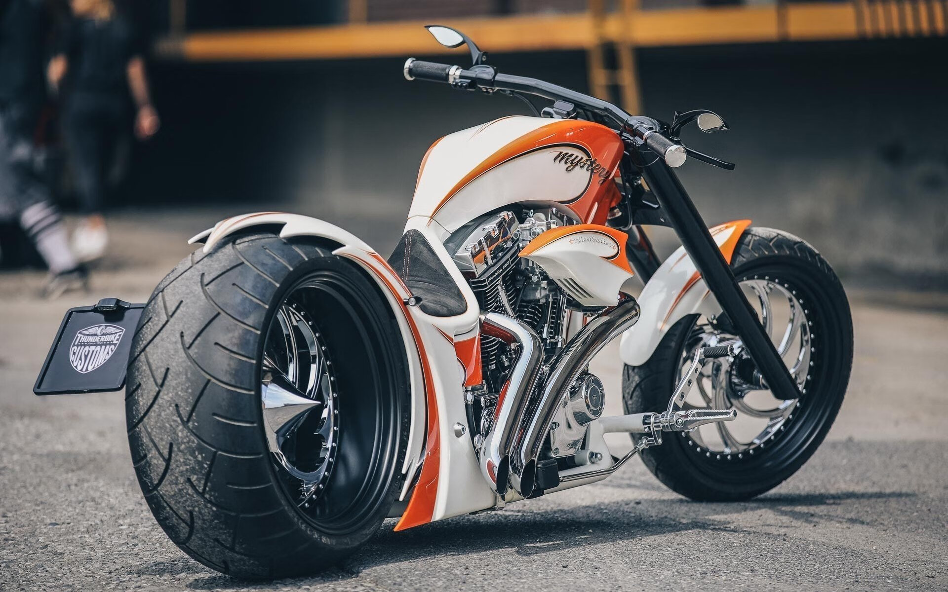 当新王在伊蒂哈德加冕，贝林厄姆的寂静棋局与曼城的宏伟乐章